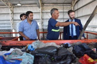 Tras la recorrida juntando residuos, Azcué visitó Campo El Abasto “para seguir mejorando lo que se hace acá”