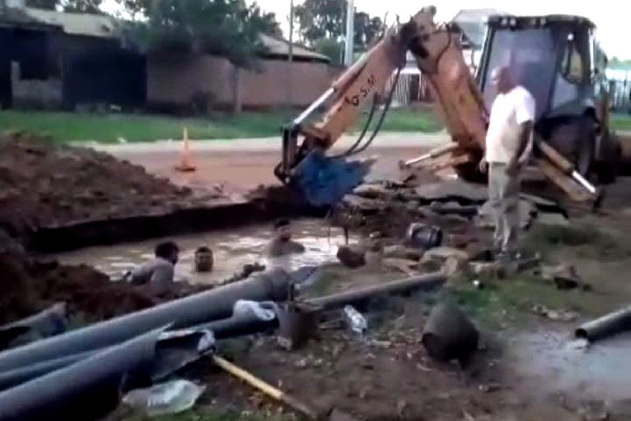 Mientras reparan un caño maestro, el servicio de agua está interrumpido ...