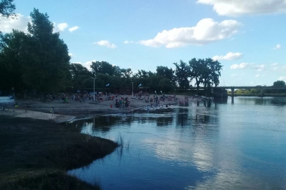 En balneario no habilitado, murió un hombre que intentaba salvar la vida de su hijo