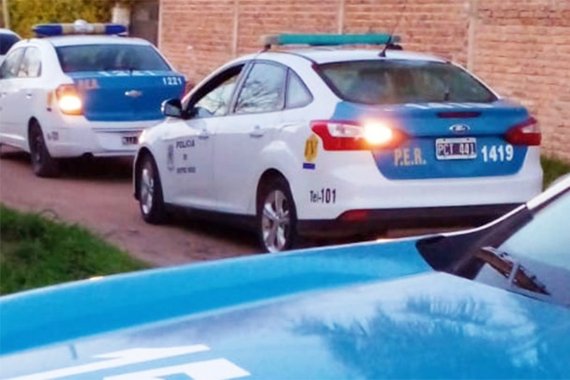 Allanamiento por una moto robada terminó con cinco policías heridos y una joven detenida