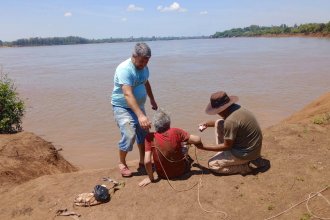 Utilizando sogas, guardaparques rescataron a un hombre del río, en la zona de barrancas del Parque San Carlos