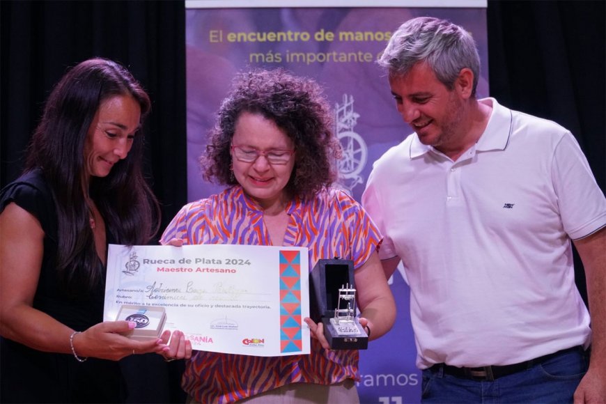Adriana Lara Beltzer recibe el premio