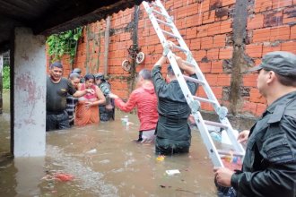 Prefectura y Gendarmería asisten a vecinos afectados por las inundaciones en Corrientes