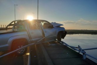Al borde del abismo, sobre puente internacional: cuatro personas resultaron heridas en un accidente