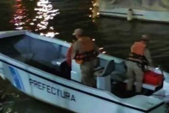 A bordo de una canoa, cuerpo sin vida navegaba por el río: hubo complicaciones para el rescate