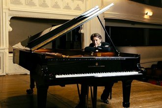 Gira internacional de un pianista “profundamente romántico”. Julio Mazziotti se presenta en Colón