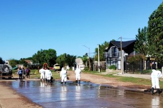 Con cuadrillas desplegadas en cuatro zonas de la ciudad, comienzan las tareas de limpieza y desinfección, tras la bajante del río