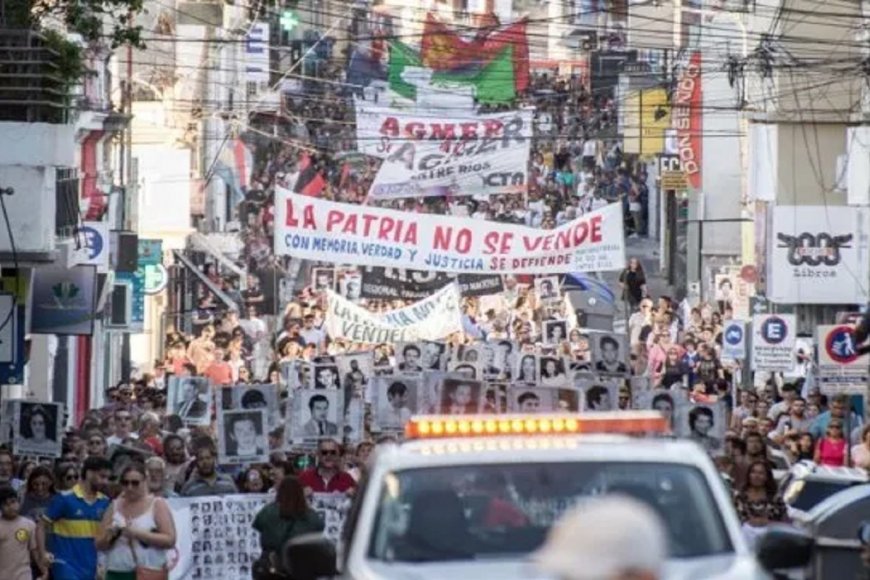 Masiva marcha en Paraná. Crédito imagen: UNO.