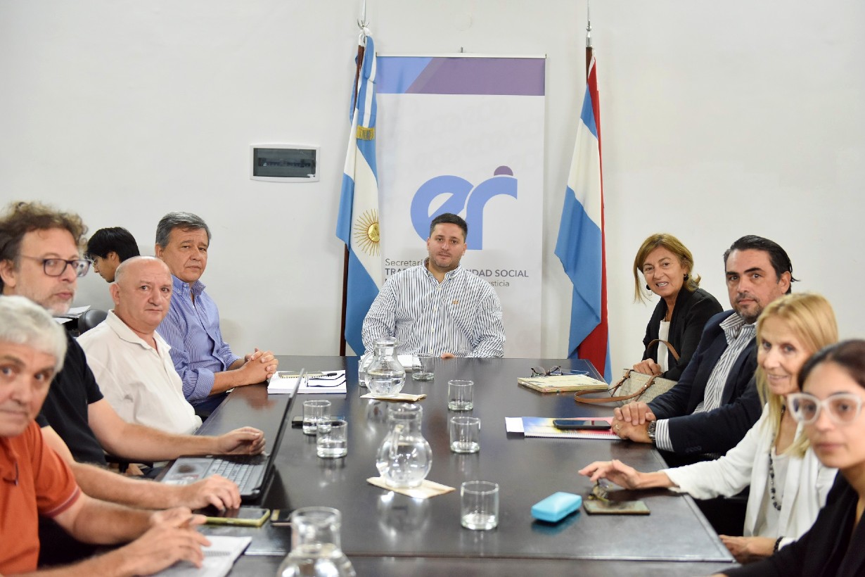 Gobierno y docentes frente a frente, en una reunión paritaria que pasó ...