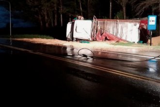 Dos personas terminaron en el hospital tras el vuelco de camión en ruta entrerriana