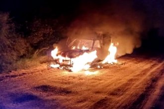 En plena noche, las llamas consumieron un auto y bomberos debieron acudir para apagar el fuego