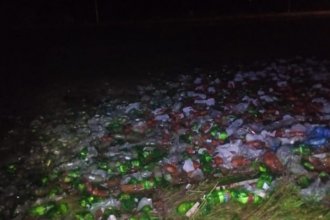 Botellas de conocida gaseosa quedaron esparcidas a la vera de la ruta tras el despiste de un camión