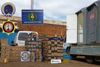 Policías de dos ciudades a la vera del Uruguay interceptaron contrabando dentro de baños químicos que llevaba un camión