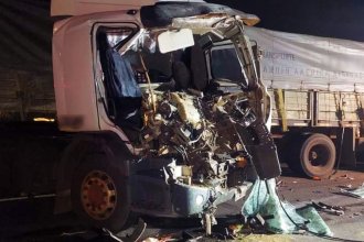 Chocó un camión y una camioneta: un hombre quedó atrapado entre los hierros retorcidos