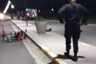 Motociclista perdió la vida al chocar contra un poste de luz