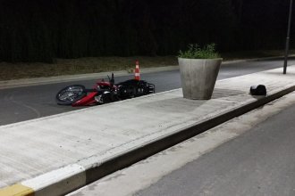 Motociclista perdió la vida al chocar contra un poste de luz