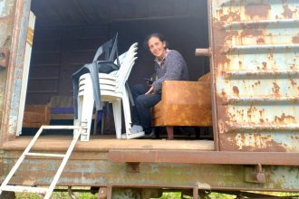 La creciente e imágenes que se repiten: comerciantes evacuados y vecinos que improvisan “casas” en vagones