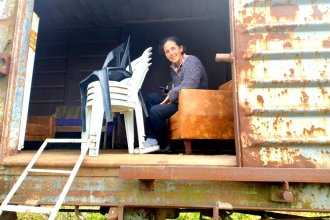 La creciente e imágenes que se repiten: comerciantes evacuados y vecinos que improvisan “casas” en vagones