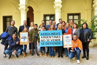 Reunidos con diputados justicialistas, empleados de Aerolíneas Argentinas reclamaron por el cierre de la escala Paraná