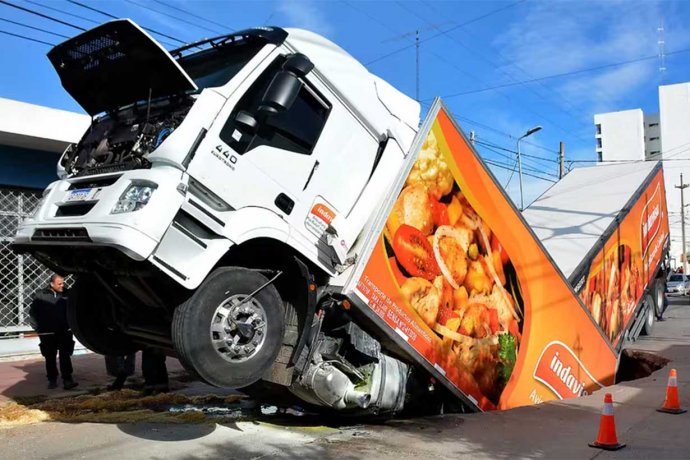 “No había bache ni nada”, pero… un camión entrerriano se hundió en el asfalto