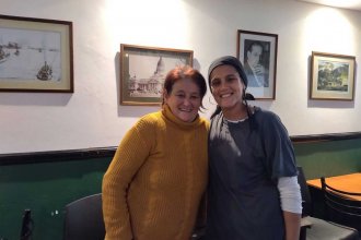 Gesto solidario en un restaurante: la pobreza y el dolor por un hombre fallecido en Villa Elisa, las motivó a hacer una olla popular