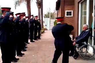 Formación frente a un geriátrico y emoción durante homenaje a bombero de reserva