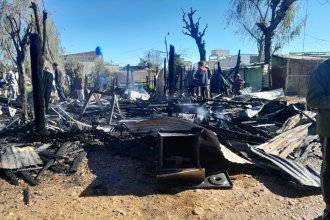 El fuego avanzó sobre 3 casas de madera y las familias que vivían allí perdieron todo