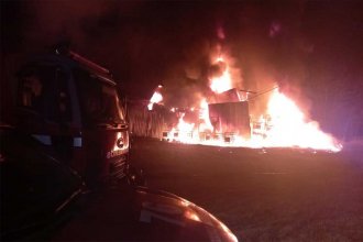 Fábrica de colchones de Paraná fue arrasada por el fuego