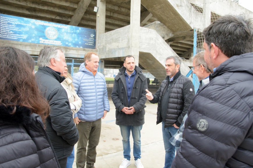 Michel habla, junto a Bordet y Bahillo.