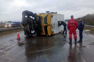 Llamativo vuelco de un camión de Prosegur. La policía montó un operativo especial para proteger el dinero que transportaba