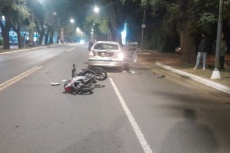 Alcoholizado al volante, detuvo su auto en plena avenida: una funcionaria policial lo chocó y sufrió graves fracturas