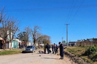 Fatal accidente se cobró la vida de un motociclista: habría intentado esquivar la puerta de un auto y lo atropelló un camión