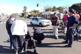 Ciclista se encuentra internado en grave estado luego de chocar contra un auto en una avenida de Concordia