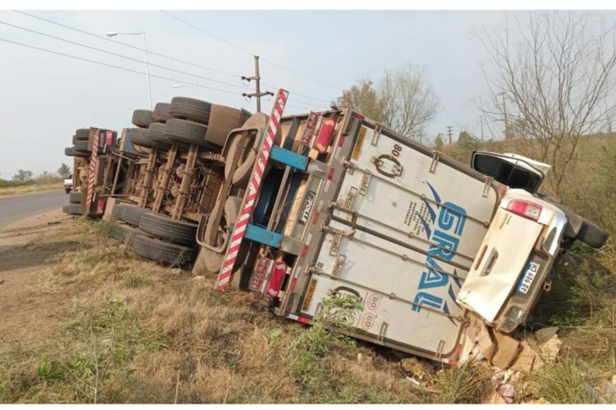 El camión aplastó la camioneta con las maestras.