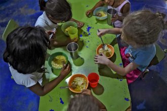 Nutricionistas alertan por cambios en los comedores escolares y piden revisar el decreto