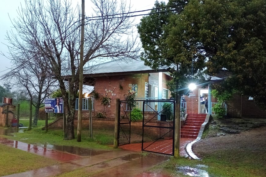 El acceso a la escuela, este miércoles lluvioso.