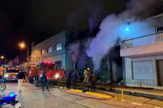 Prendió una vela, salió a pasear el perro y cuando volvió su casa ardía en llamas