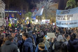 “No llegamos ni a mitad de mes”. La lucha docente vivió un viernes atípico, con masiva presencia en las calles