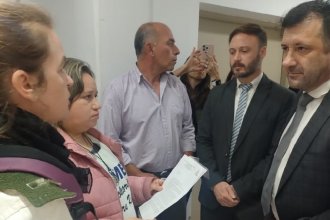 Docentes quisieron entregar un pedido a Kueider y hubo tensión: "Nos impidieron la entrada"