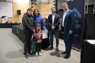 Azcué estuvo presente en la entrega de escrituras de viviendas del IAPV