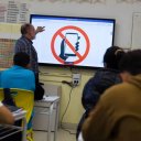 Proponen prohibir el uso de celulares en escuelas entrerrianas para "mejorar el aprendizaje"