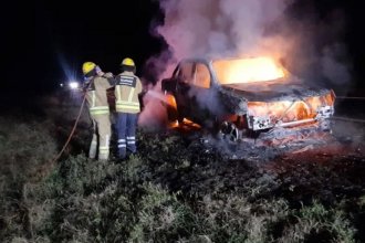 Impresionantes imágenes: en plena ruta, las llamas devoraron por completo a una camioneta