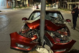 Alcoholizada al volante, se durmió y chocó una columna de alumbrado público