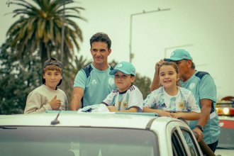 Caravana, monumento y placa en el recibimiento a Rodrigo López, en su regreso de París