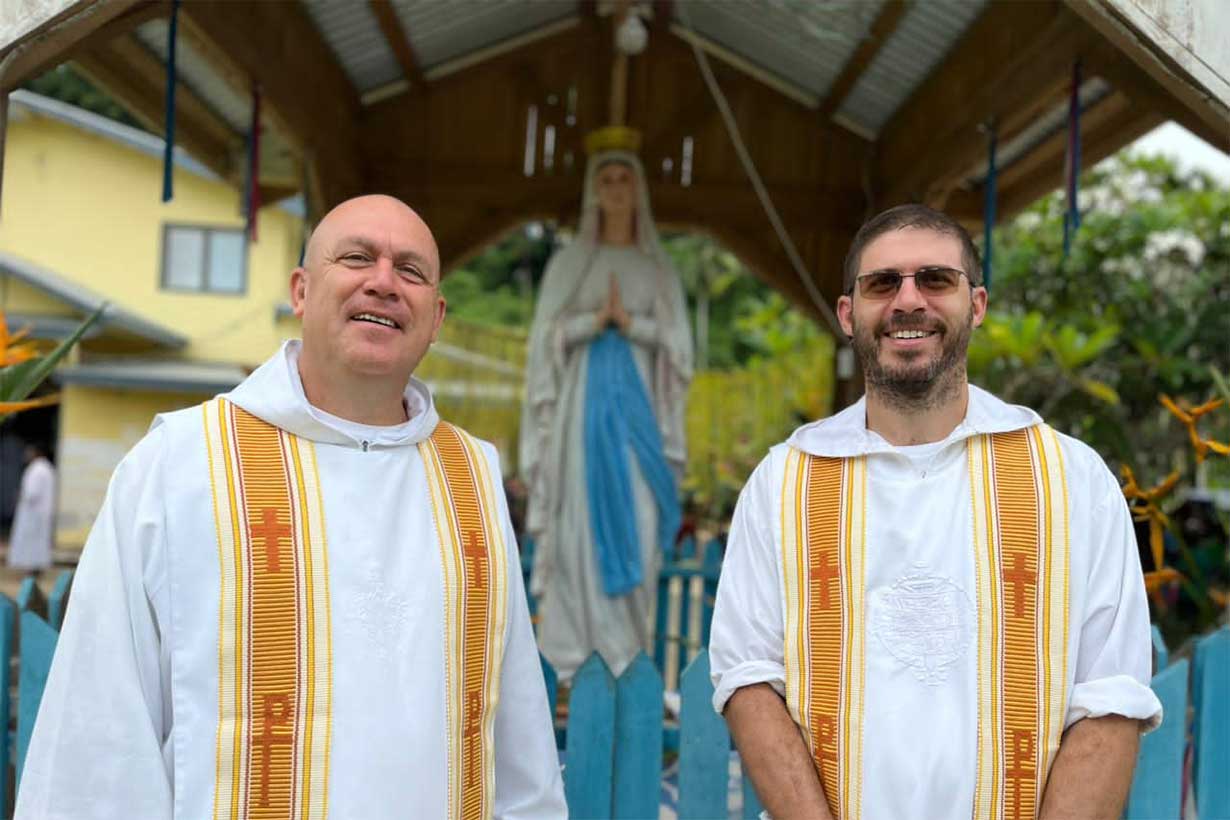 El padre Alejandro Diaz (izq) y la Virgen de Lujan