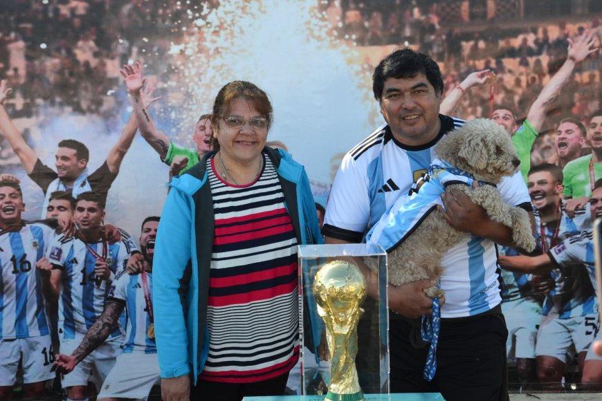 Ni las mascotas faltaron (foto: @3200deportes).