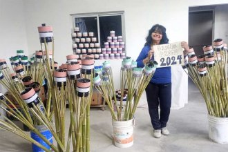 La “señora de las antorchas”: el trabajo artesanal que es parte de la tradicional quema de los estudiantes