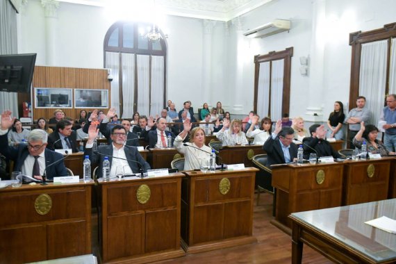 El momento en que el Senado votó contra el fallo del STJ que obliga a publicar contratos, empleados y subsidios