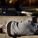 Vivir en la calle. “Acá descanso bien, no molesto a nadie”, dijo Ángel, que se vino de Buenos Aires a una ciudad de Entre Ríos