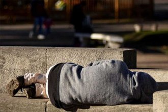 Vivir en la calle. “Acá descanso bien, no molesto a nadie”, dijo Ángel, que se vino de Buenos Aires a una ciudad de Entre Ríos